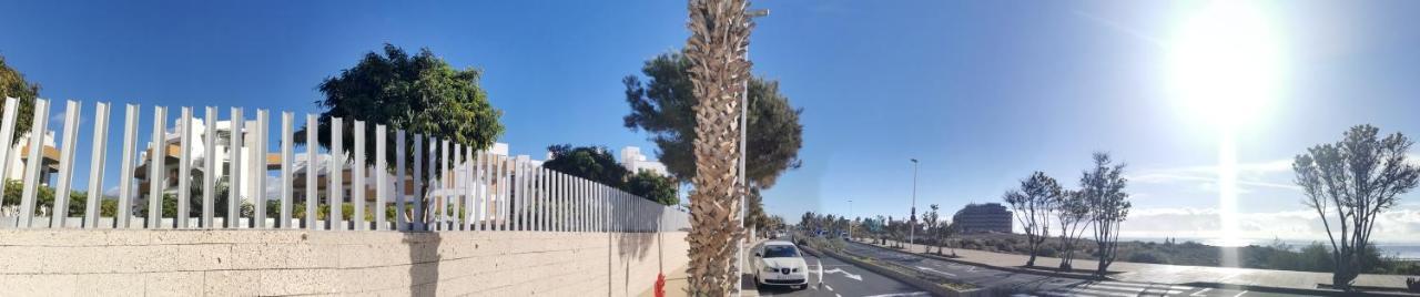 Modern Seafront Flat With A Private Garage Apartment El Medano  Bagian luar foto